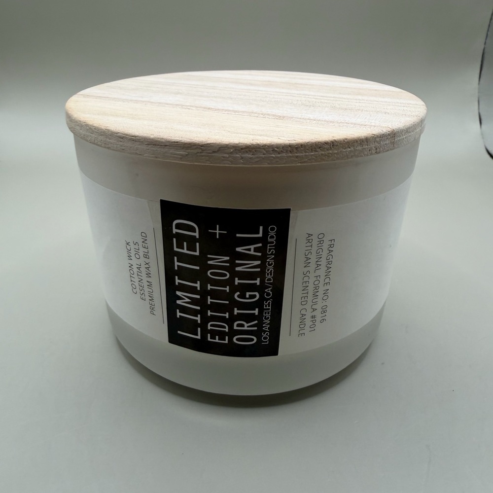 Sandalwood Shea Butter + Tonka Bean Candle - Picture 2 of 4